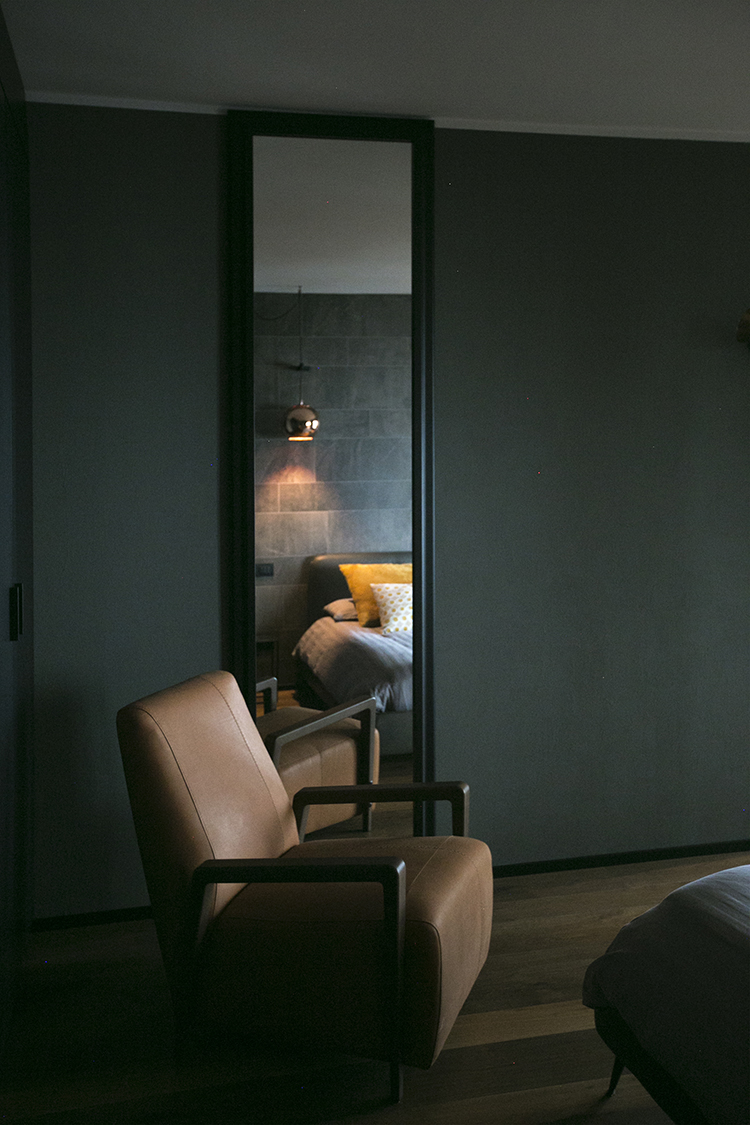 interior-design-camera-letto-specchio-poltrona