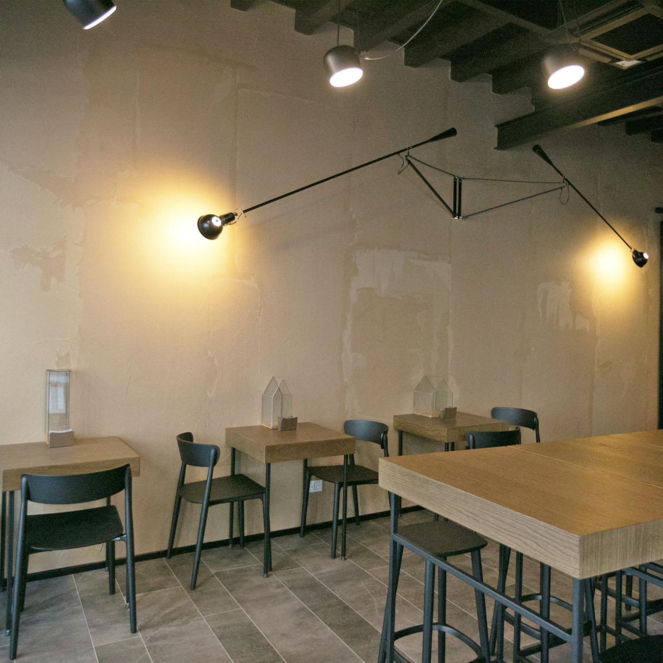 Interni-bar-caffetteria-design-legno-sedie-tavoli-bancone-lampade