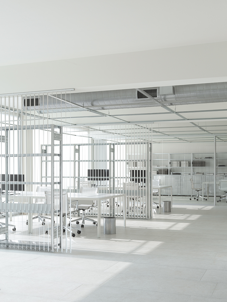 postazioni-ufficio-arredamento-design-interni-pareti-mobili