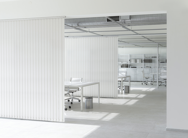 postazioni-ufficio-arredamento-design-interni-pareti-mobili